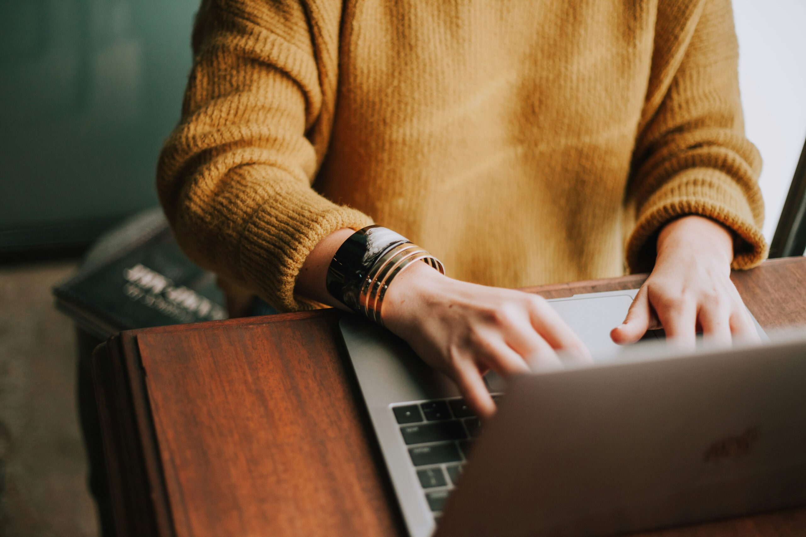 Una mujer escribiendo en su laptop. Una mujer escribiendo en su laptop.