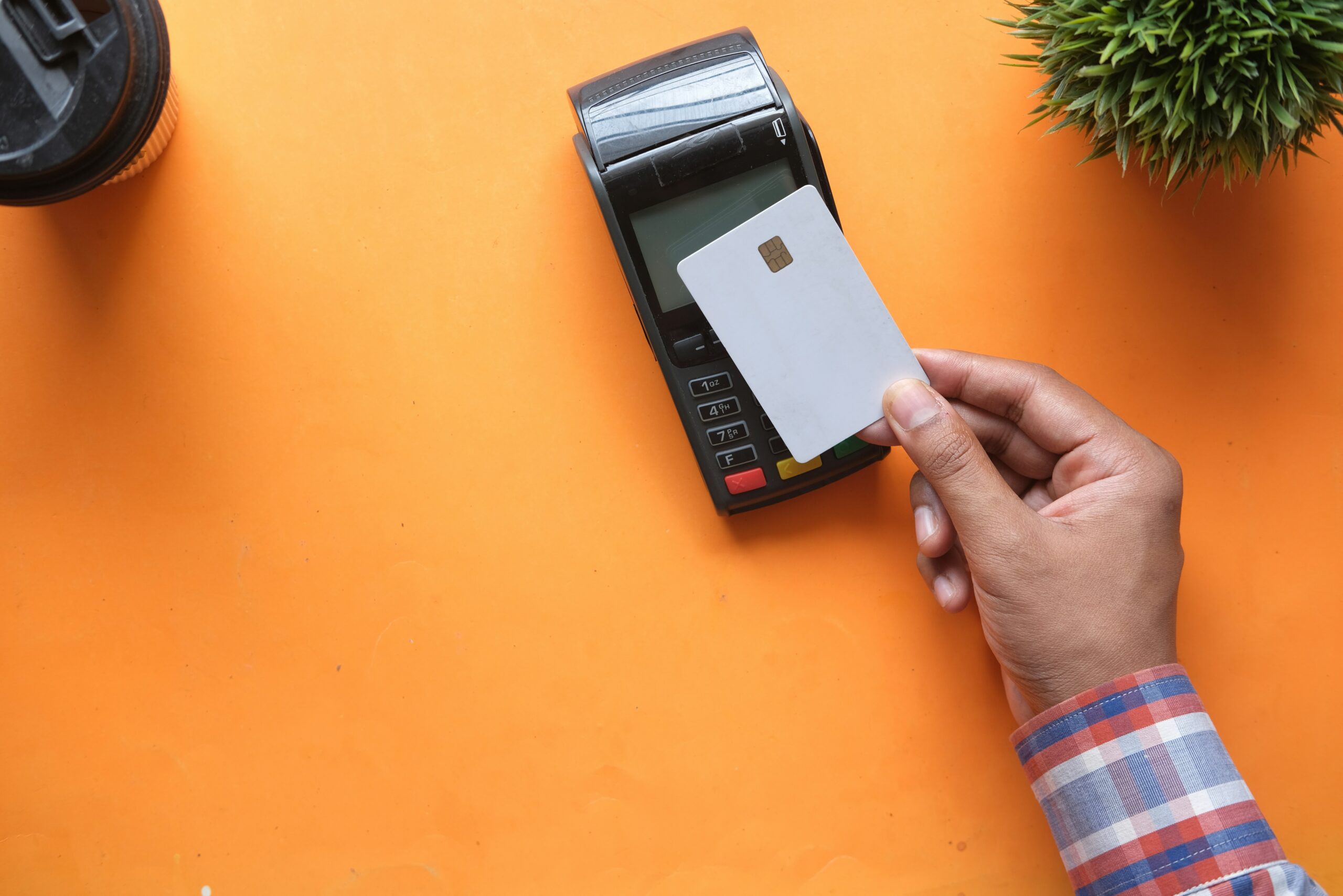 Hombre Sosteniendo Tarjeta de Crédito sobre Fondo Naranja Hombre sosteniendo tarjeta de crédito sobre fondo naranja.